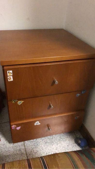 Movel com tres gavetas