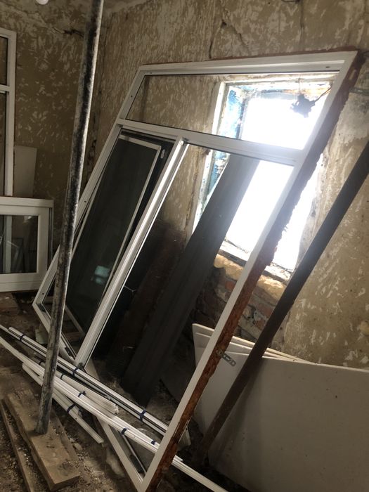 Вікна великі з дверима,на терасу скляну…