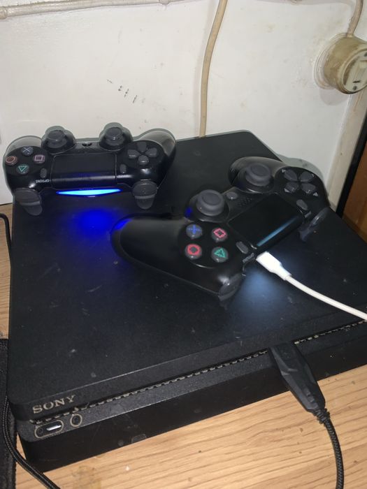 Playstation 4 com 2 comandos