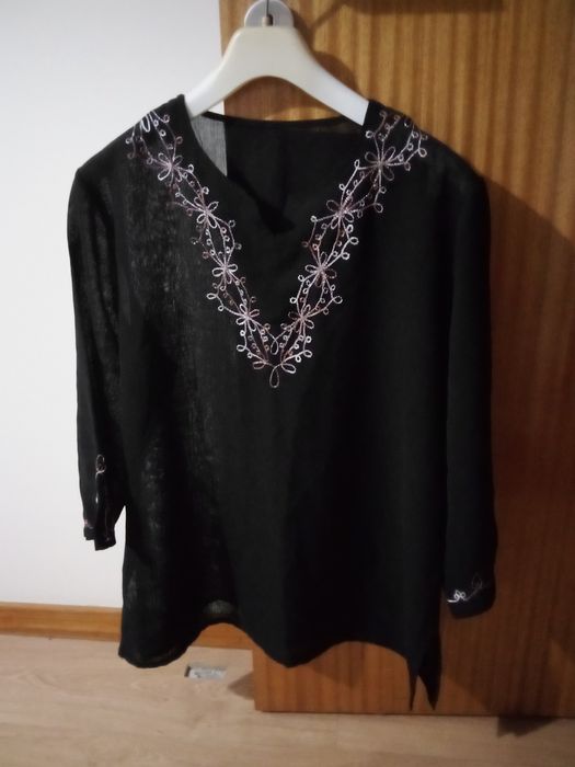 Túnica preta tamanho 46 com bordado na gola e punhos.