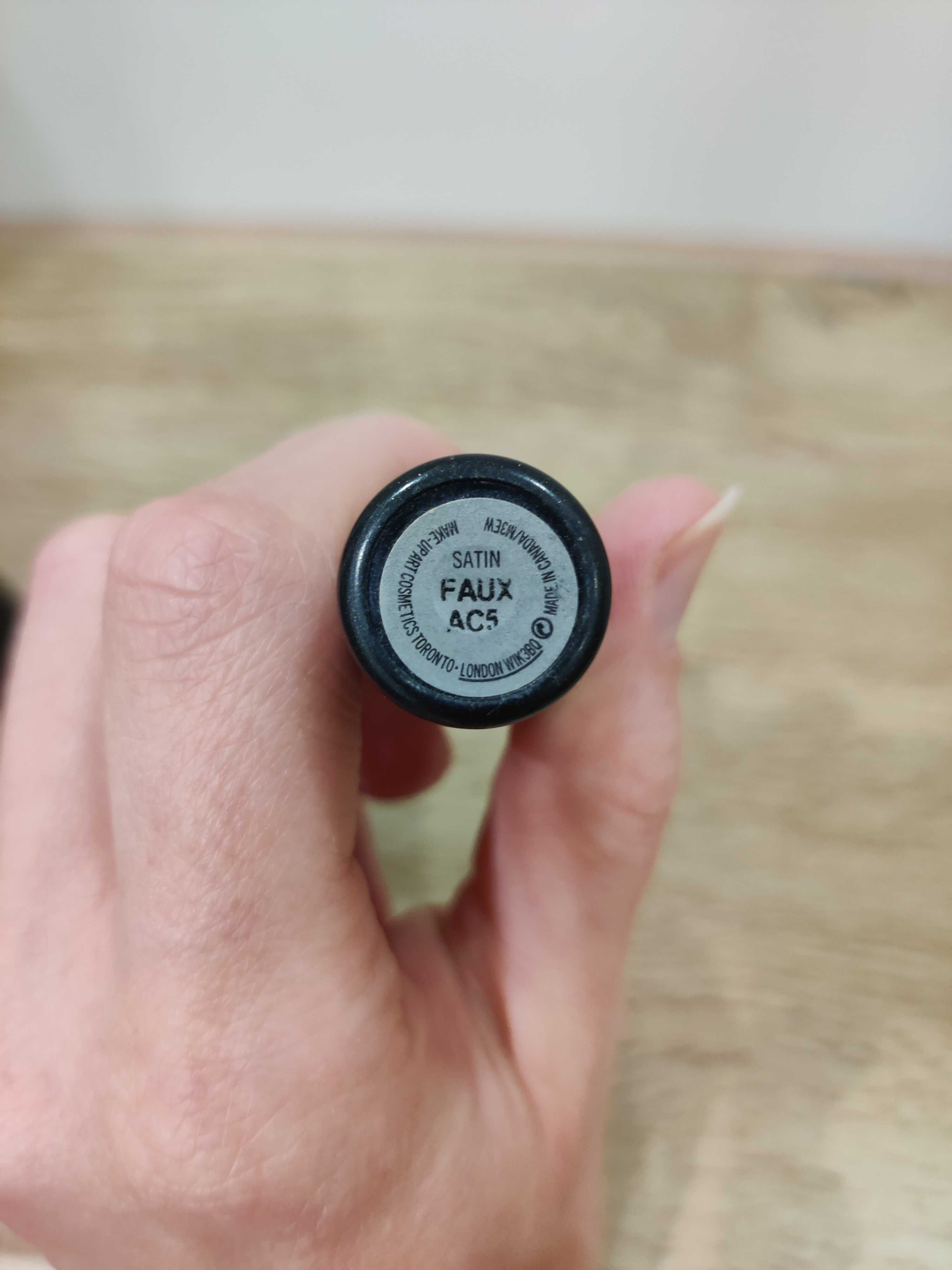MAC Faux pomadka do ust satynowa