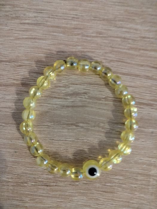 Żółta bransoletka z okiem.