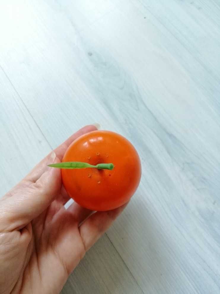 Solniczka / pieprzniczka w kształcie jabłuszka, z okresu PRL.