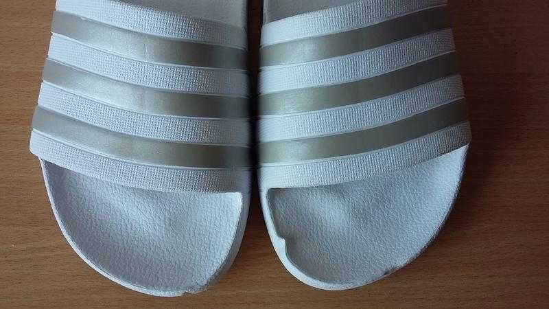Классные белые шлёпанцы adidas 38 р.по стельке 24,3 см
