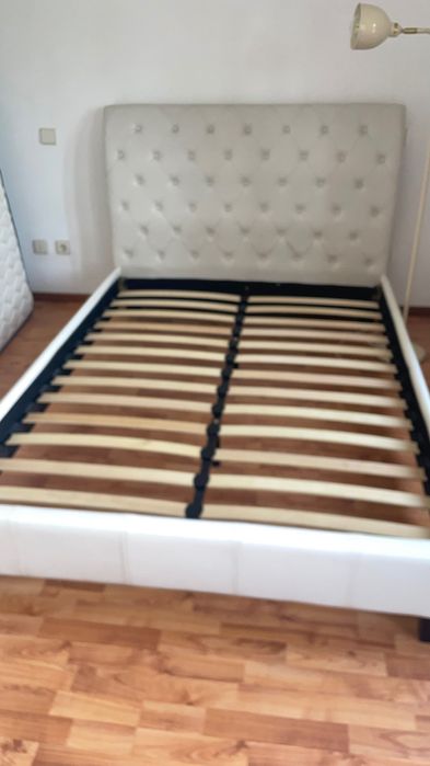 Cama casal impecável