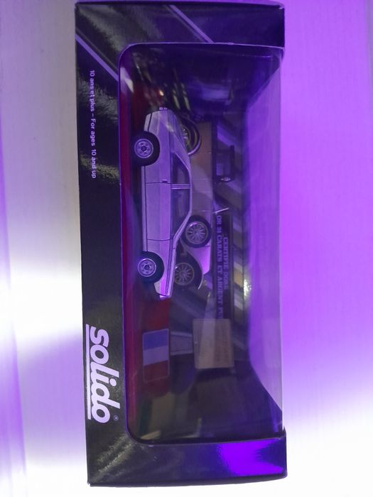 Carro de coleção renault centenário da marca solido