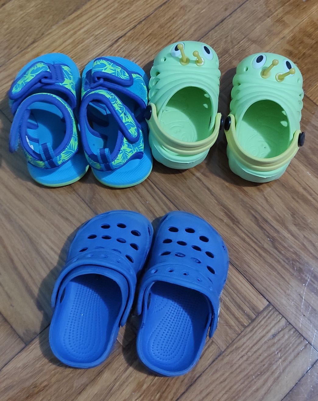 Pack com crocs e sandálias