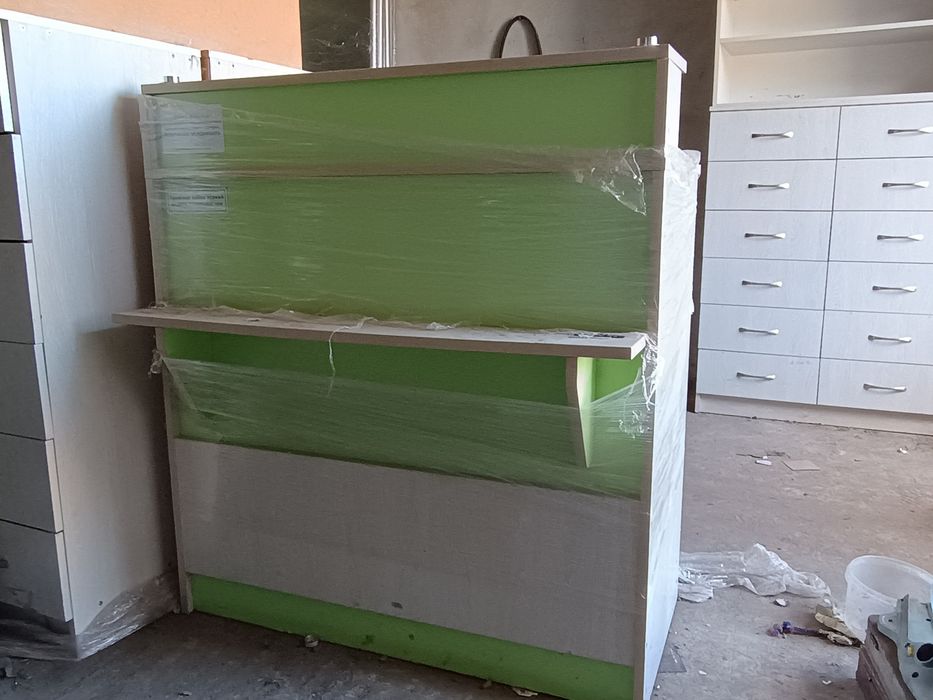 Продам комод з шухлядами і стелажем