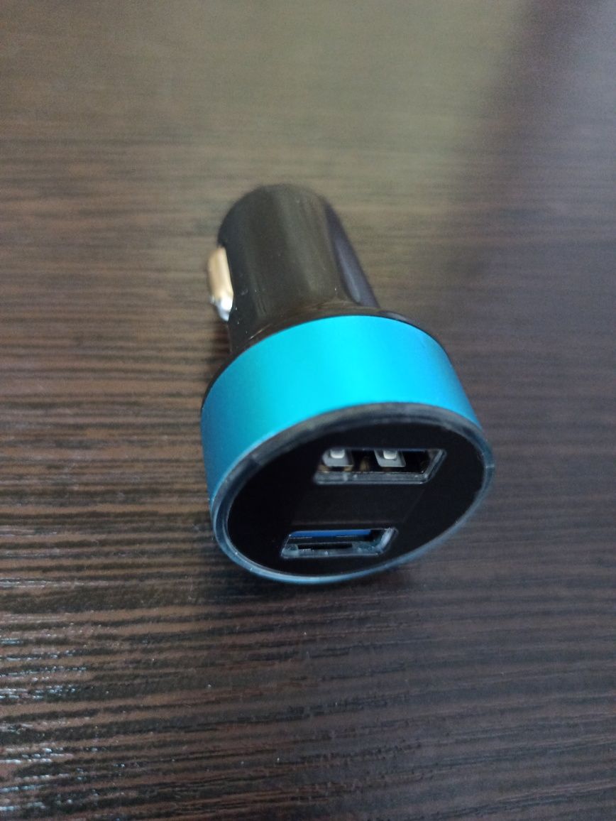 Автомобільний зарядний пристрій ( 2 USB +вольтметр)