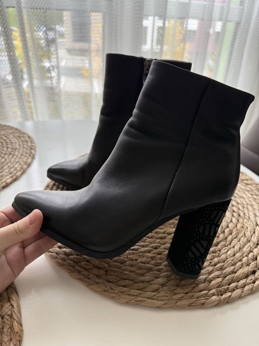 Шкіряні ботінки на каблуку