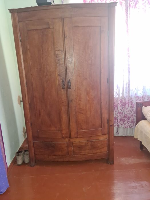Старовинна шафа..