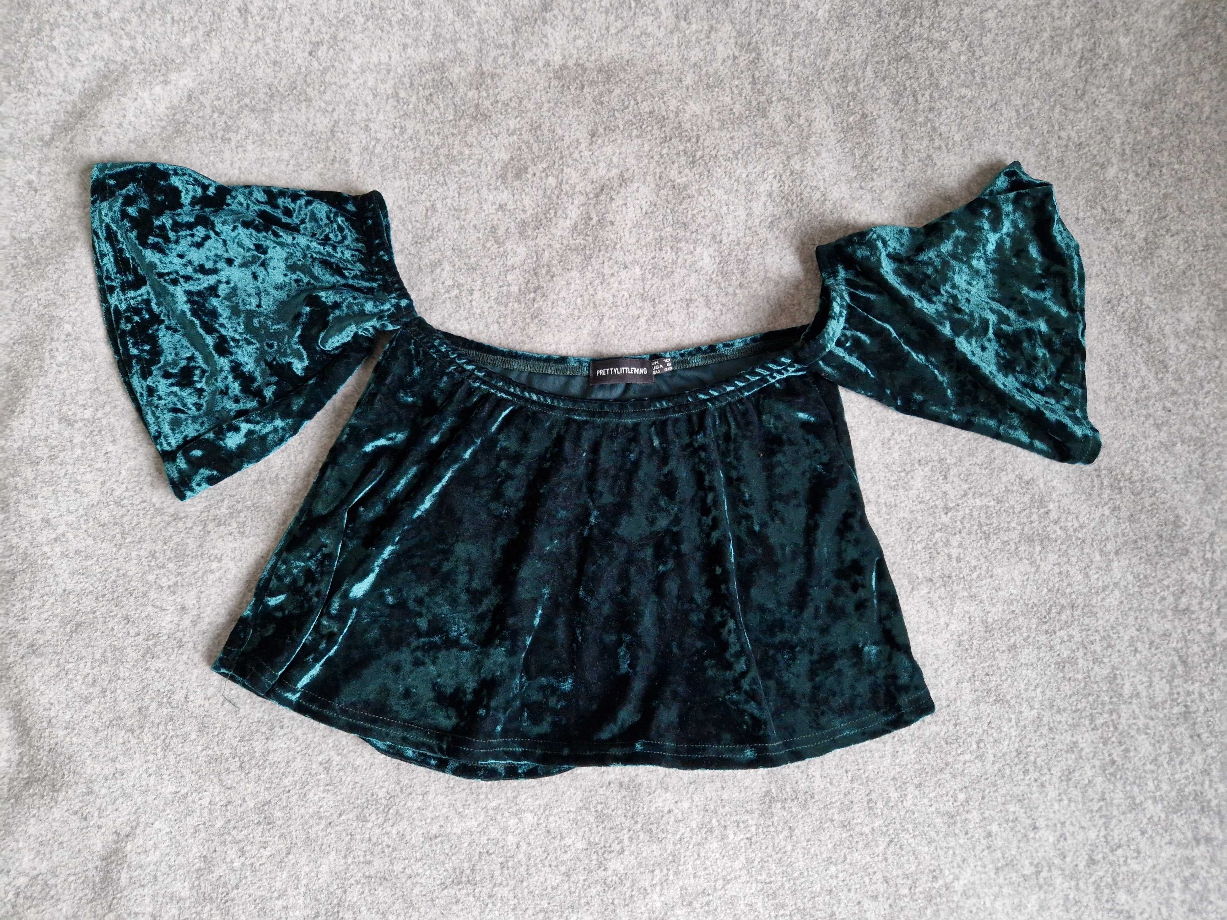 Welurowy crop top z odkrytymi ramionami