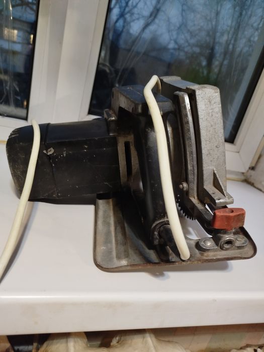 Продам электрическую ручную циркулярную пилу 2400ватт