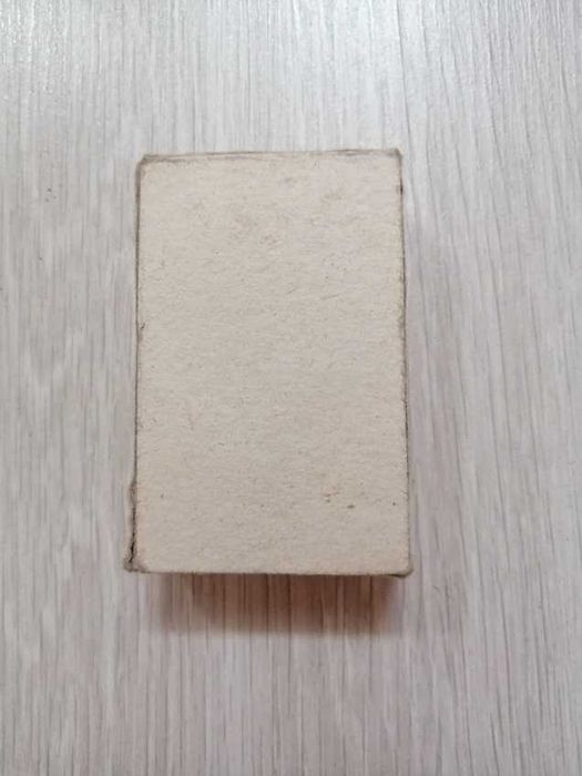 Pinezki tapicerskie z 1985 r. Gratka dla kolekcjonera.