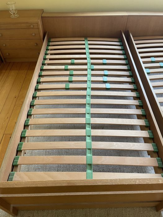 Camas individuais e mesas de cabeceira