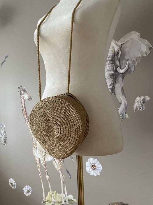 Mała okrągła pleciona torebka słomianka boho beżowa