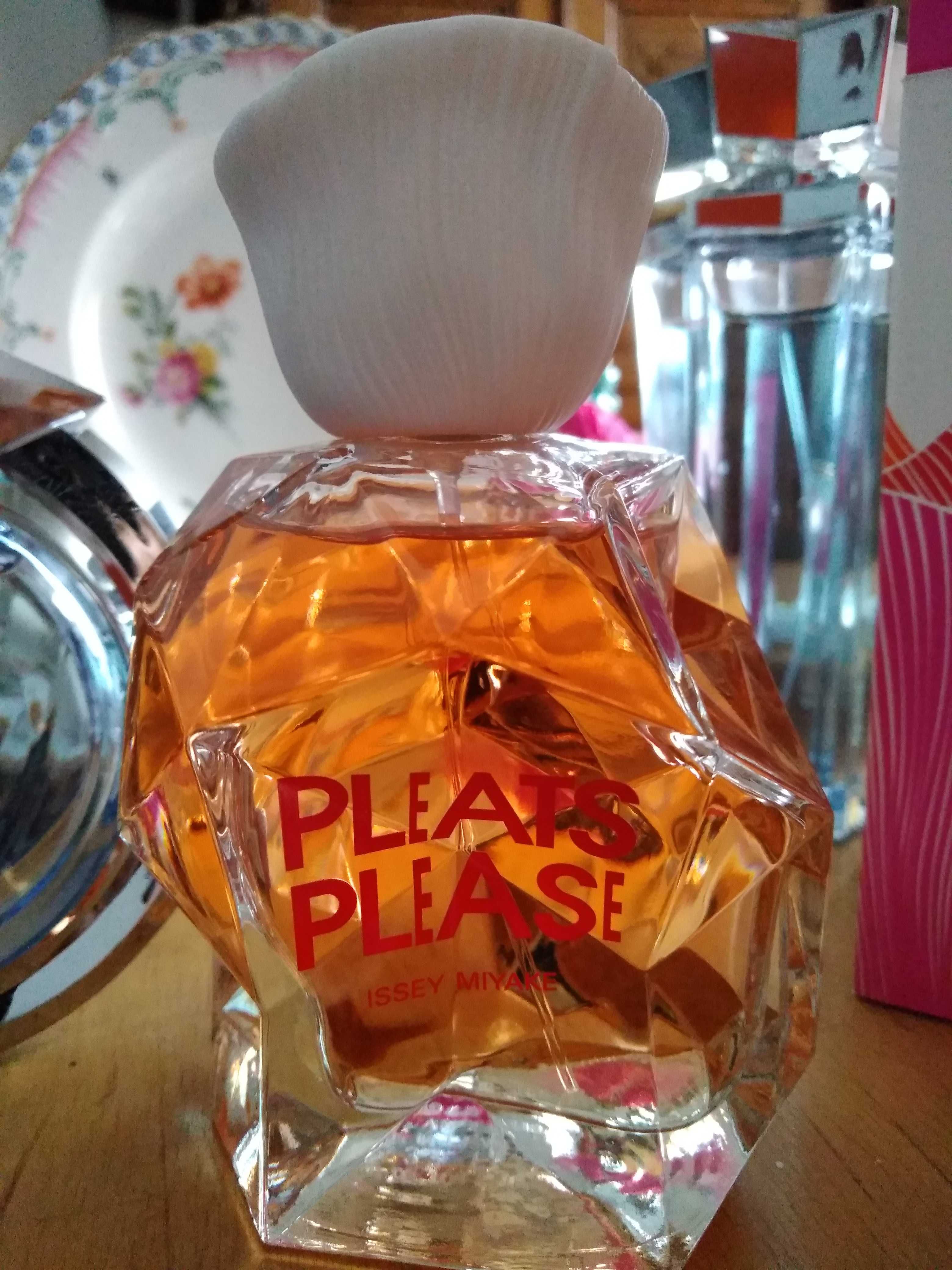 Issey Miyake Pleats Please edt 100 ml.Piękny zapach. Kobiecy.Unikat.