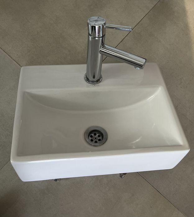 Sprzedam umywalkę w komplecie z bateria i syfonem