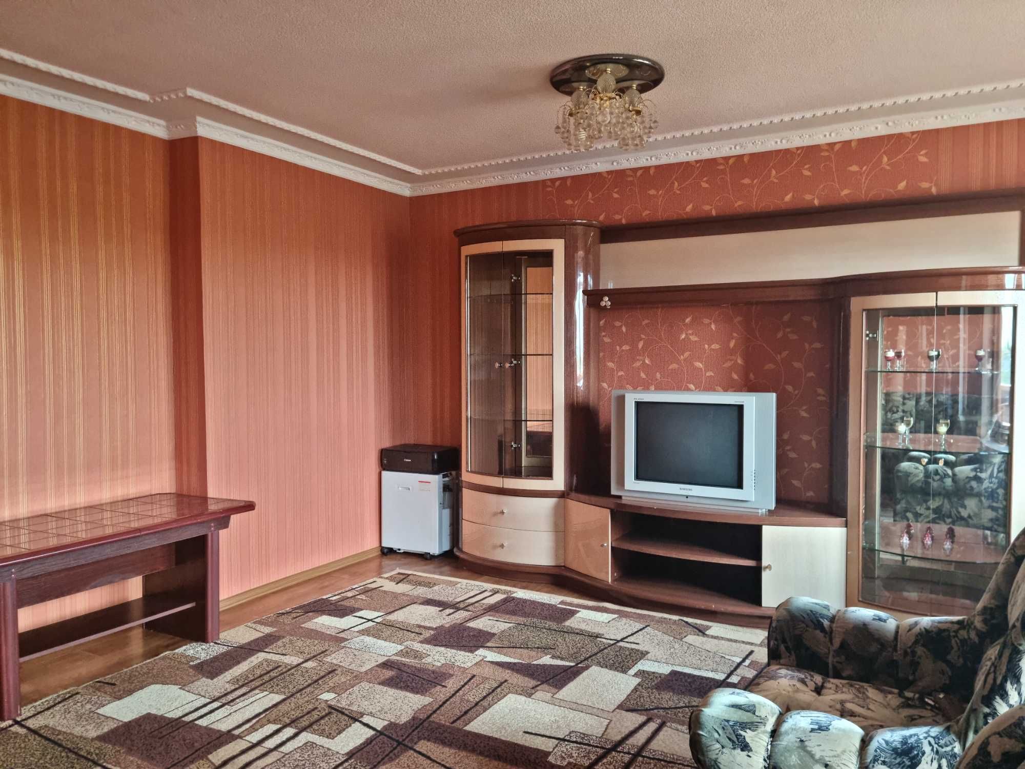 Срочно продам 3-х комнатную квартиру на 4-м микрорайоне с мебелью