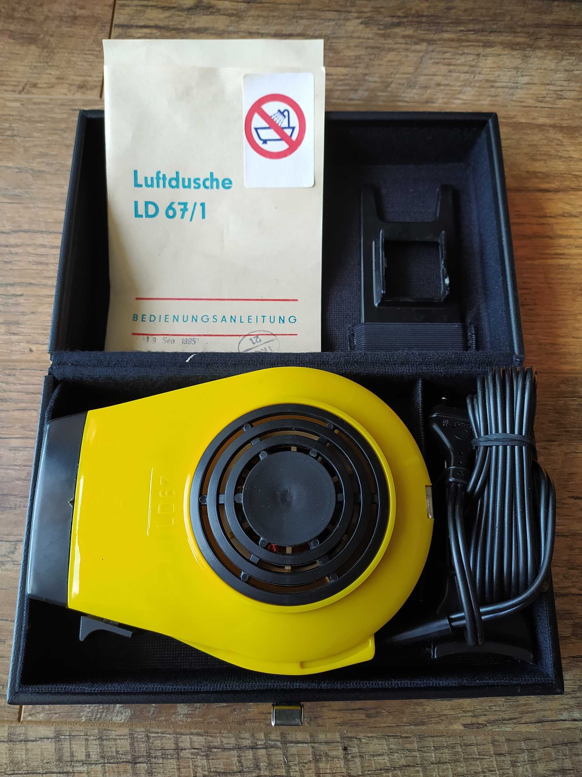 Suszarka składana w etui, firmy AKA ELECTRIC (DDR) z 1995 roku.