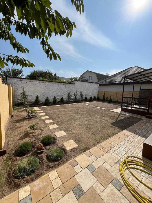 Продам 2-х этажный, современный, дом новой постройки в Центре