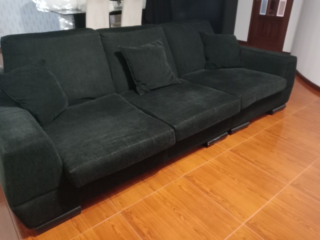 Sofá com três almofadas.