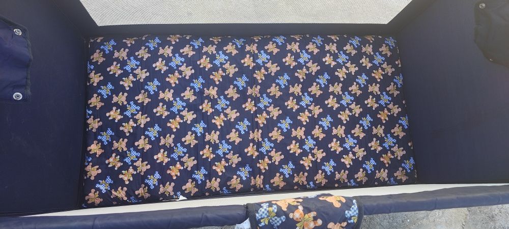 Berço, cadeiras para criança desocupar