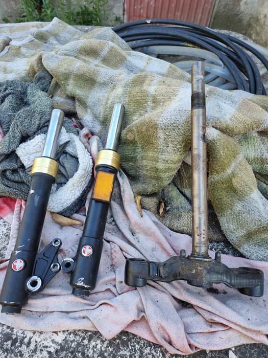 Escora e biela de suspensão