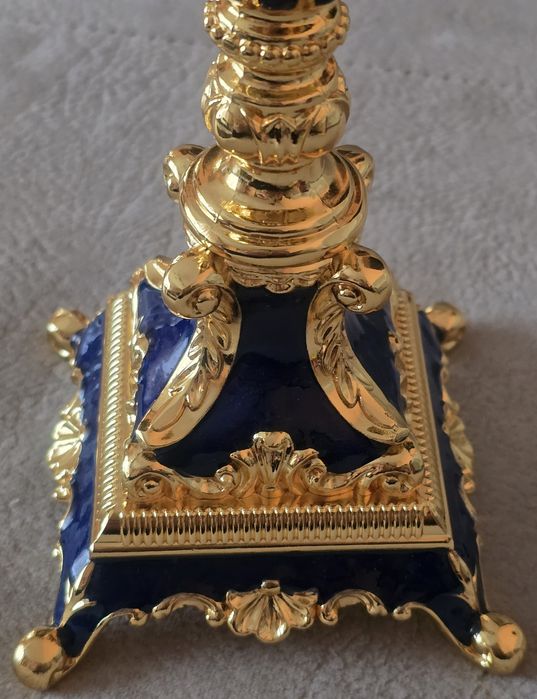 Piękny bogatozdobiony świecznik złocony emaliowany w stylu Faberge.