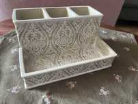 Ceramiczny stand na kosmetyki/przybory
