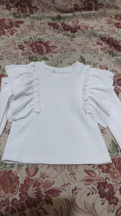 Продам кофтинку можна на свято можна вдягати на виступ у садочку