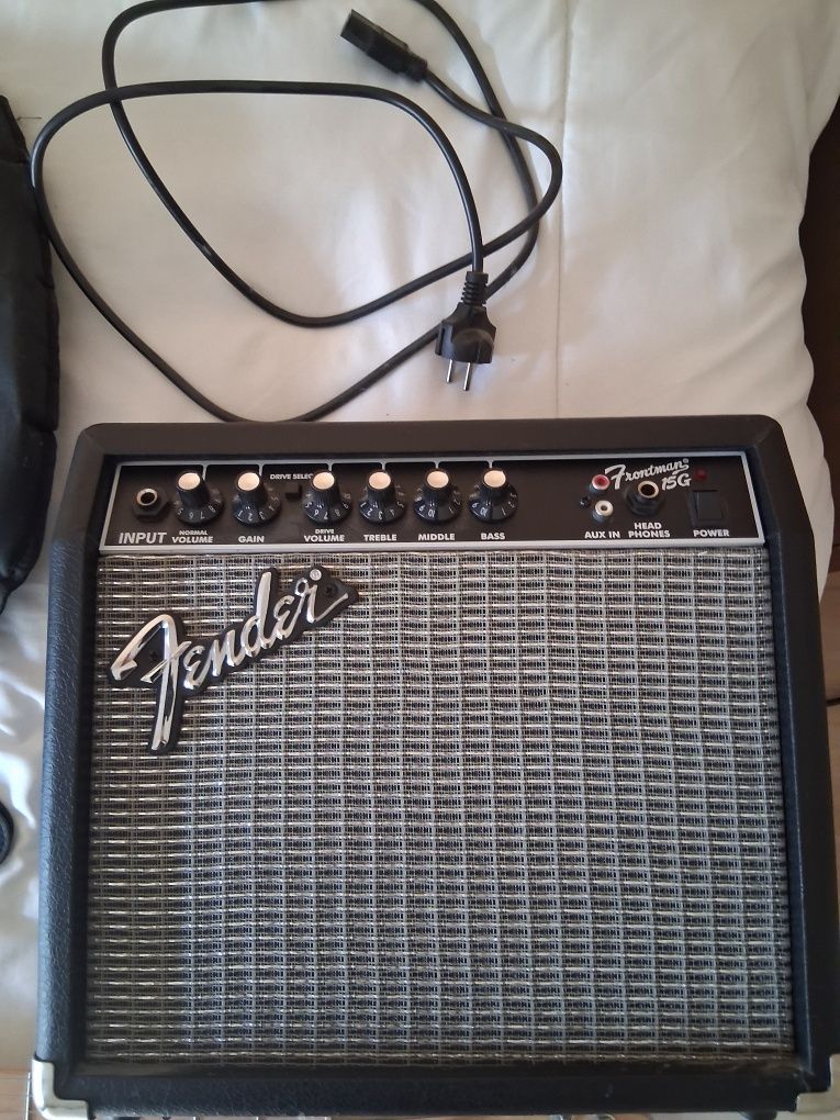 Guitarra, amplificador y complementos Fender .