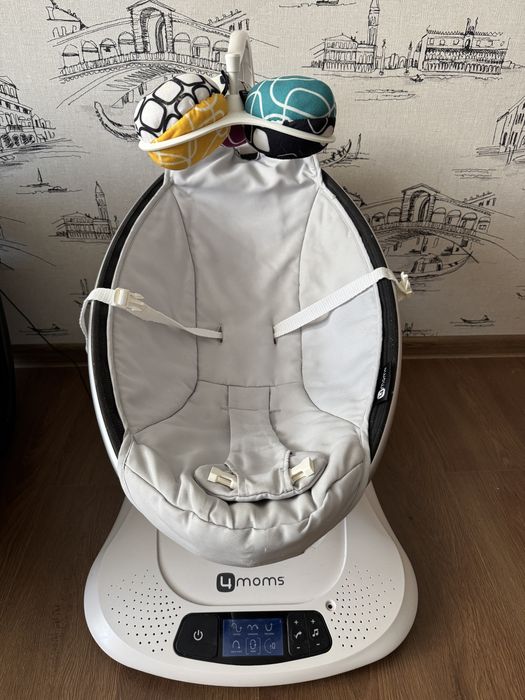 Заколисуючий центр mamaRoo, укачивающий центр, гойдалка шезлонг 4moms