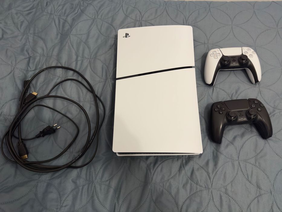 ps5 slim com 2 comandos 1TB