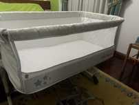 Berço de fixação à cama com altura ajustável