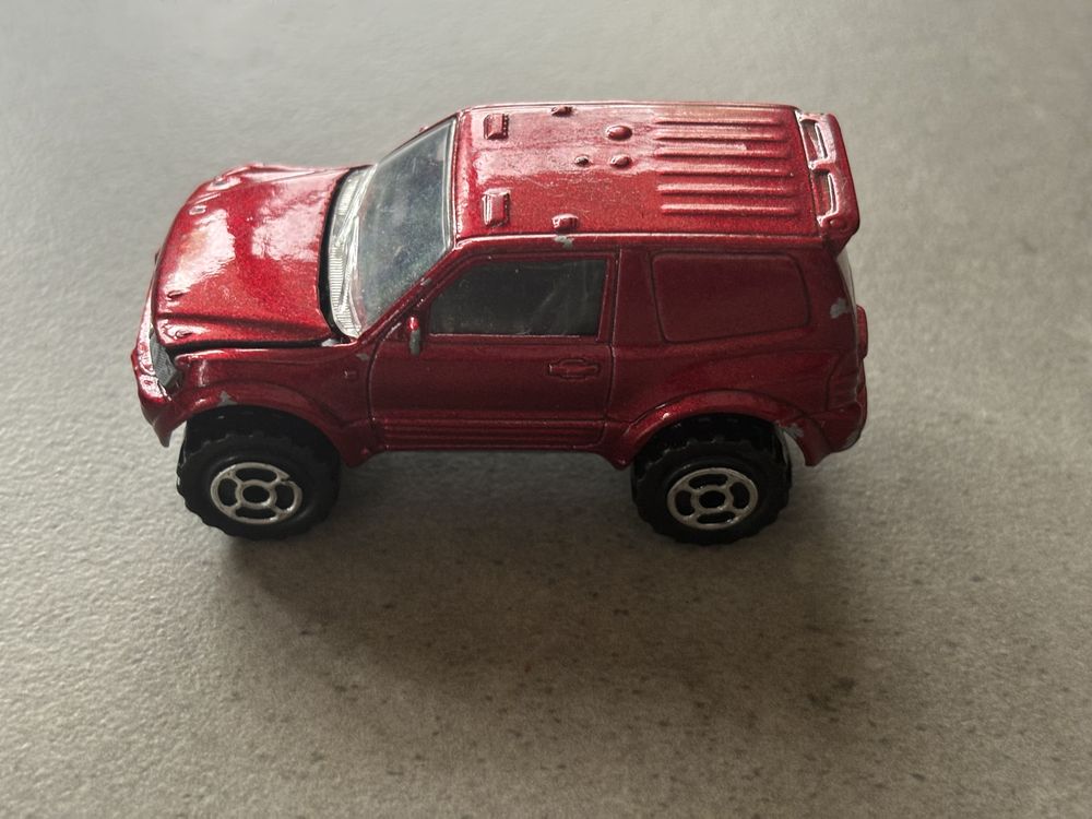 Model Resorak Majorette Mitsubishi Pajero SWB bordowy