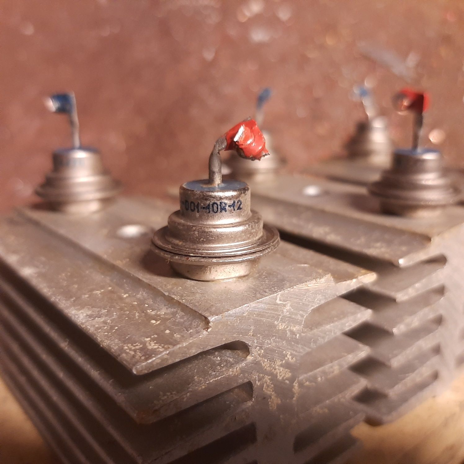 Diody D01-10-12 i D01-10R-12 z radiatorami