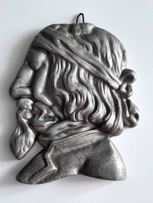 Płaskorzeźba żeliwna z ukrytymi postaciami.