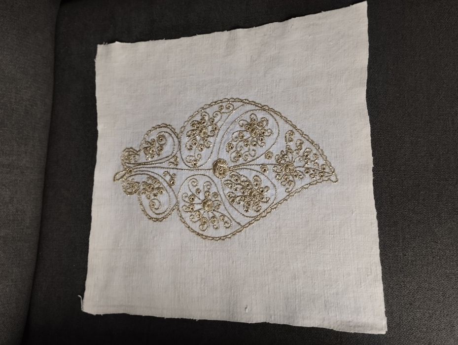 Coração de Viana bordado em linho caseiro