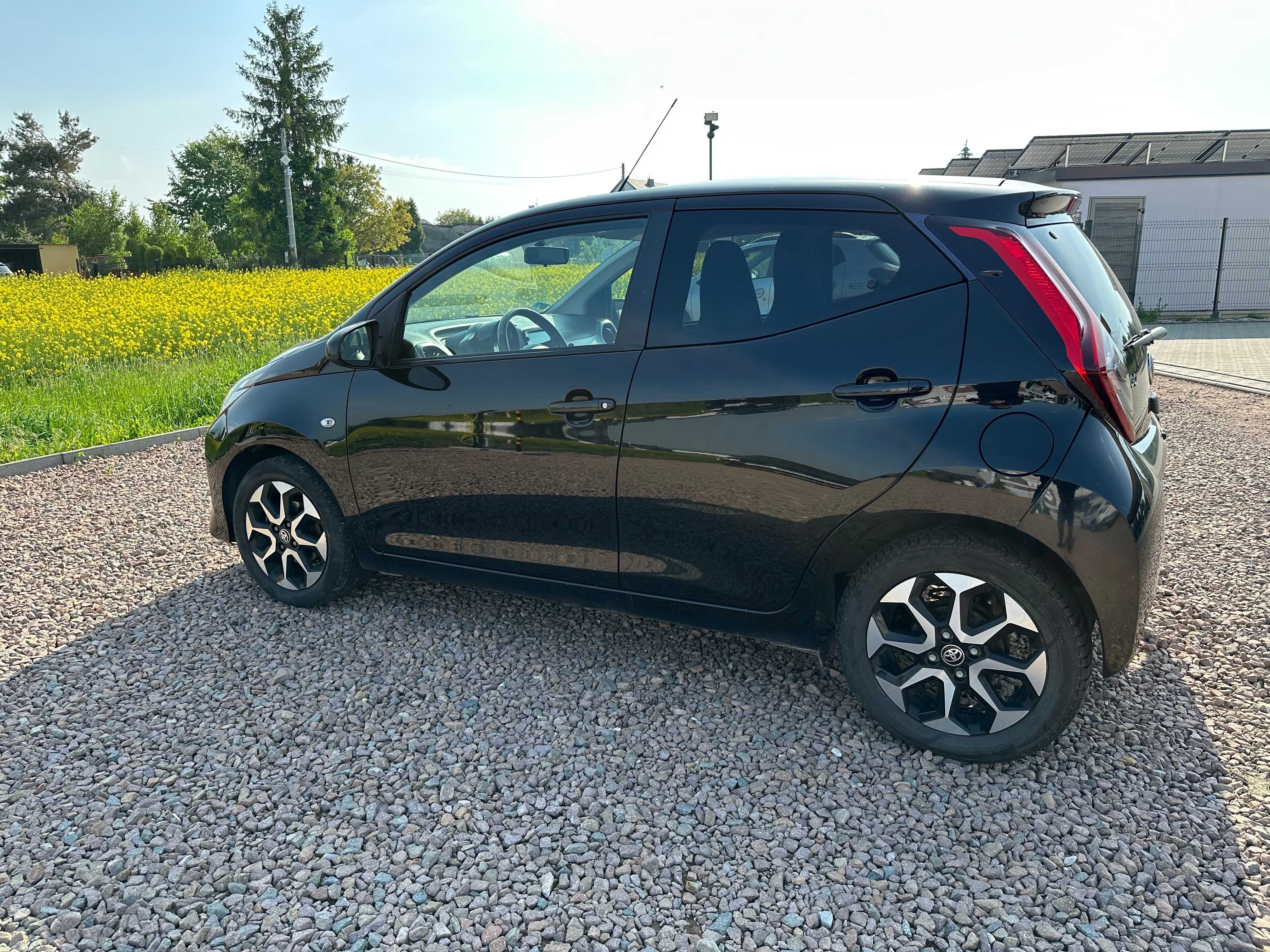 Toyota Aygo 1.0 72 KM X-Play + Style, czarna, 2020r Wynajem / Wypożycz