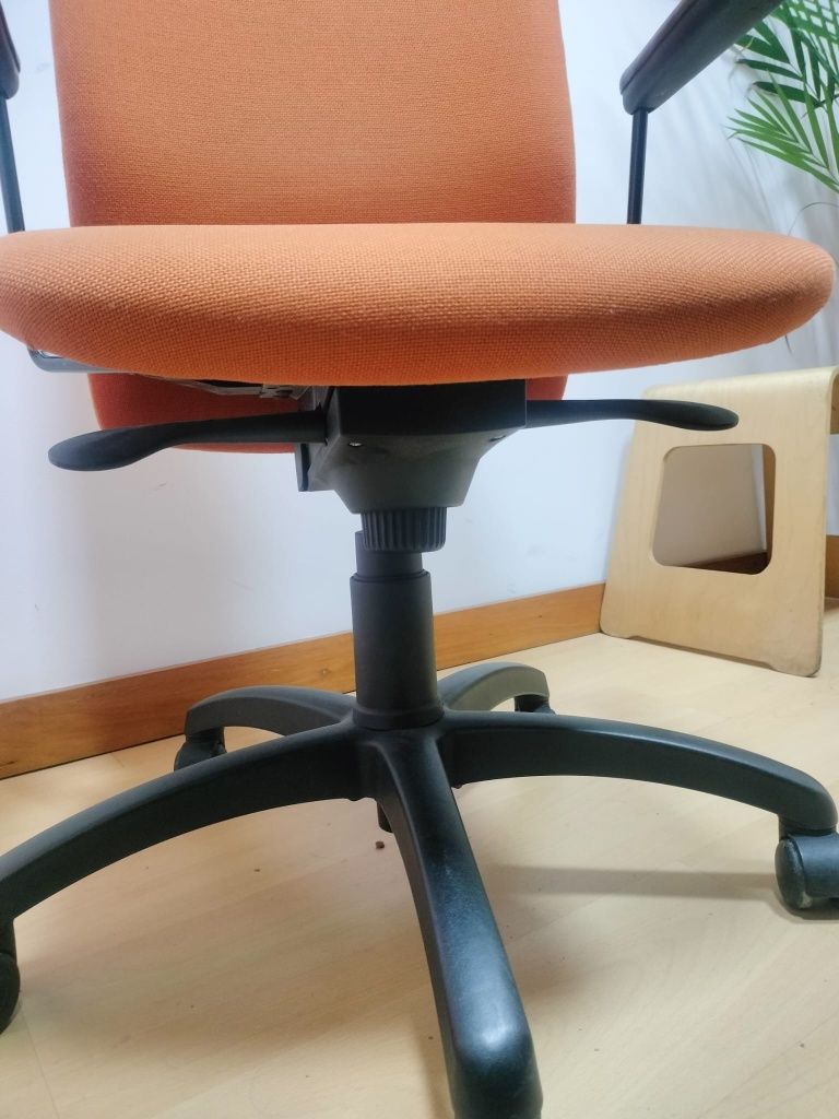 Cadeiras de escritório ergonómicas seminovas