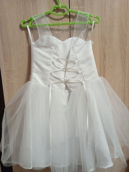 Біле плаття на дівчинку.