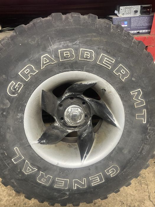 Продам резину 35X12.50RLTM/S з дисками.