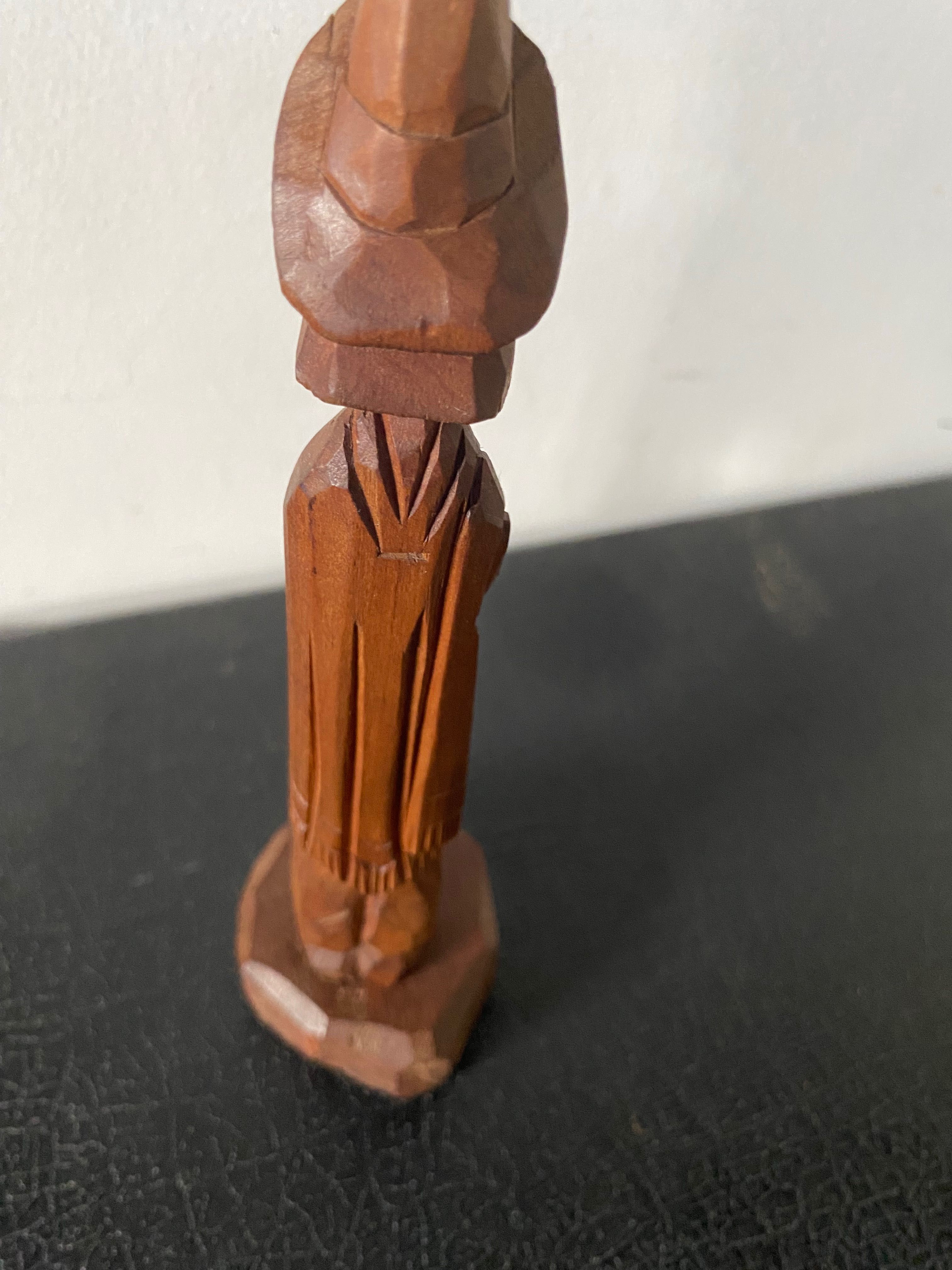 Estatueta antiga em madeira