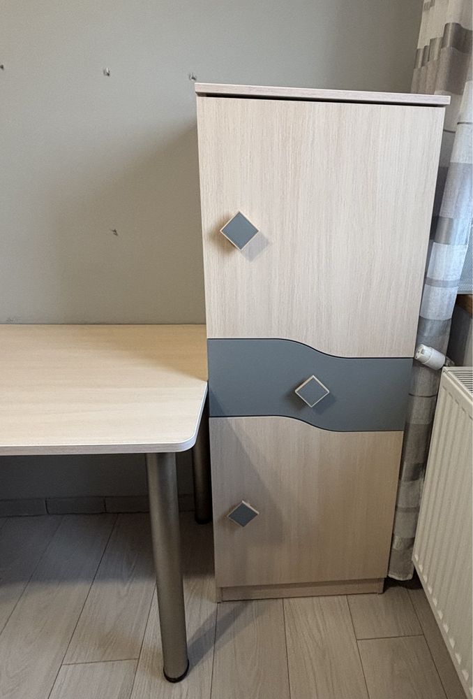 Komplet mebli mlodzieżowych - biurko, szafka, szafa, dwie półki