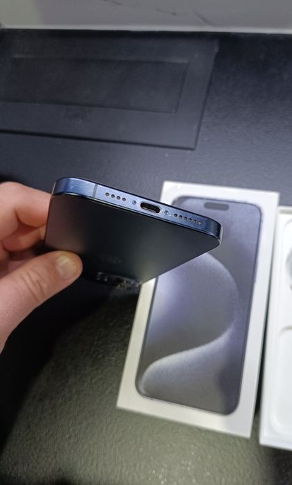 iPhone 15 pro Max 256GB igła z baterią 85% w kolorze ciemny granat.