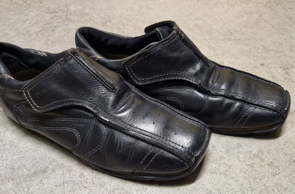 Sapatos tênis sandálias de homem com uso raramente
N 45 pele natural
C