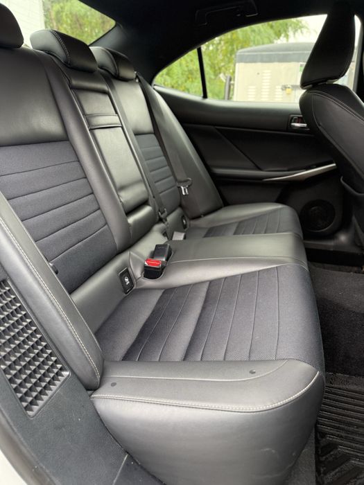 Sprzedam lexus is300h Hybryda Polski salon