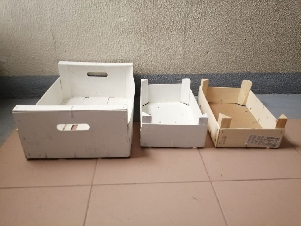 Conjunto de caixas de fruta em madeira pintadas