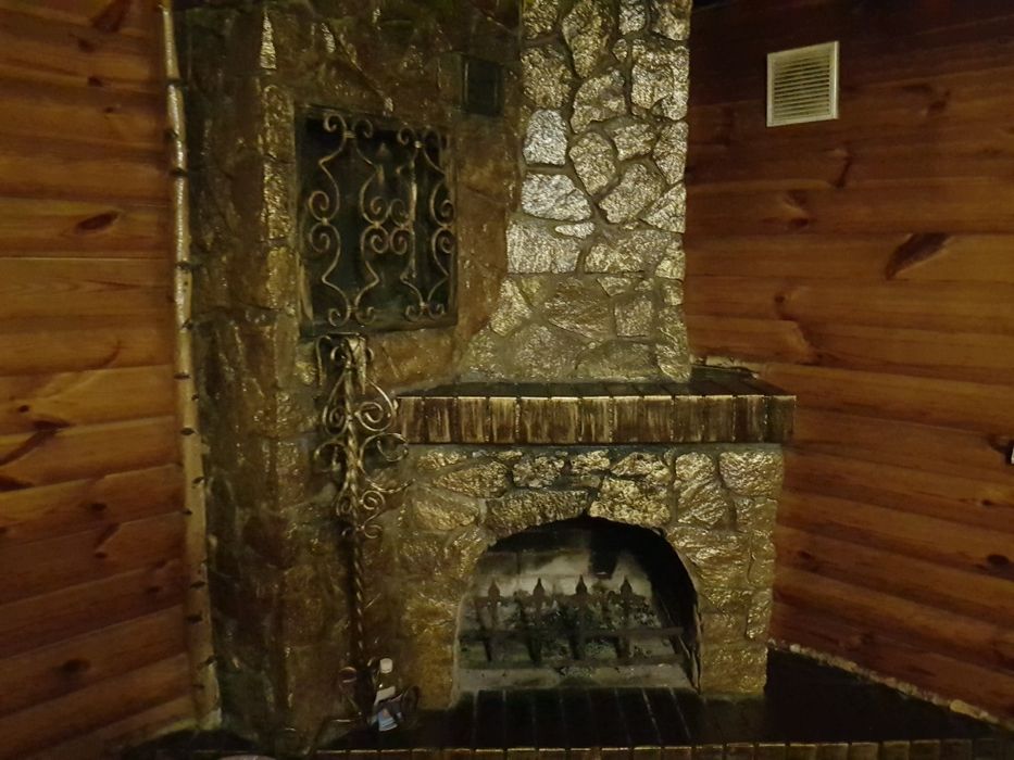 На одній території розташовані 3 бані і  будиночок подобово